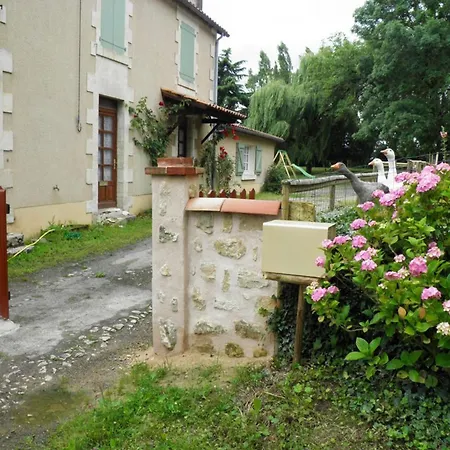 De Caractere Avec Etang Prive, Jardin Clos Et Cheminee, Parfait Pour Les Familles Payre-sur-Vendee